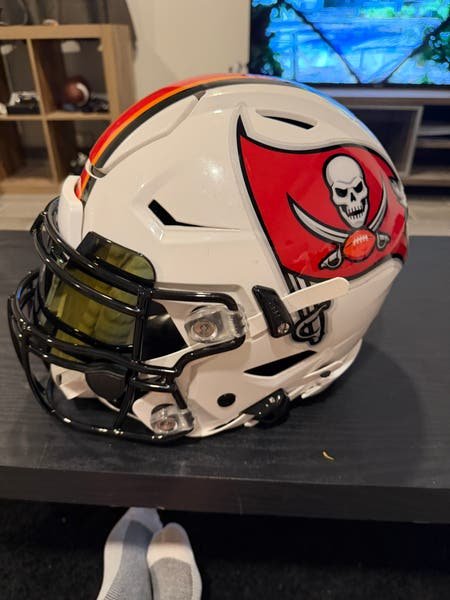 2026/04/1001464918.jpg Tampa Bay Buccaneers Custom Adult Large Riddell SpeedFlex Helmet (Used) - Image 1
